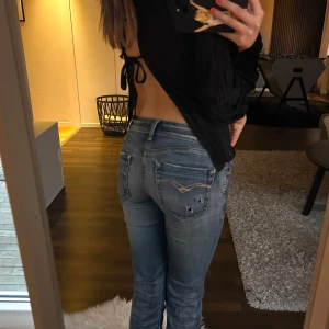 Vintage replay jeans lågmidjade - Svin snygga lågmidjade replay jeans, uppklippta lite längst ner för att bli bootcut! 💛