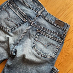 Vintage jeans - Vintage jeans med lågmidja. Har ingen bilder på då det är försmå för mig! Skulle säga att det är en vanlig 34 i storlek eller en mindre modell av 36❤️