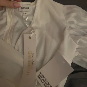 Oanvänd Vit Klänning Bubbleroom - Oanvänd vit klänning från bubbleroom, säljs inte längre (lappar sitter kvar). Beställde inför studenten men valde att köra på en annan💗💗