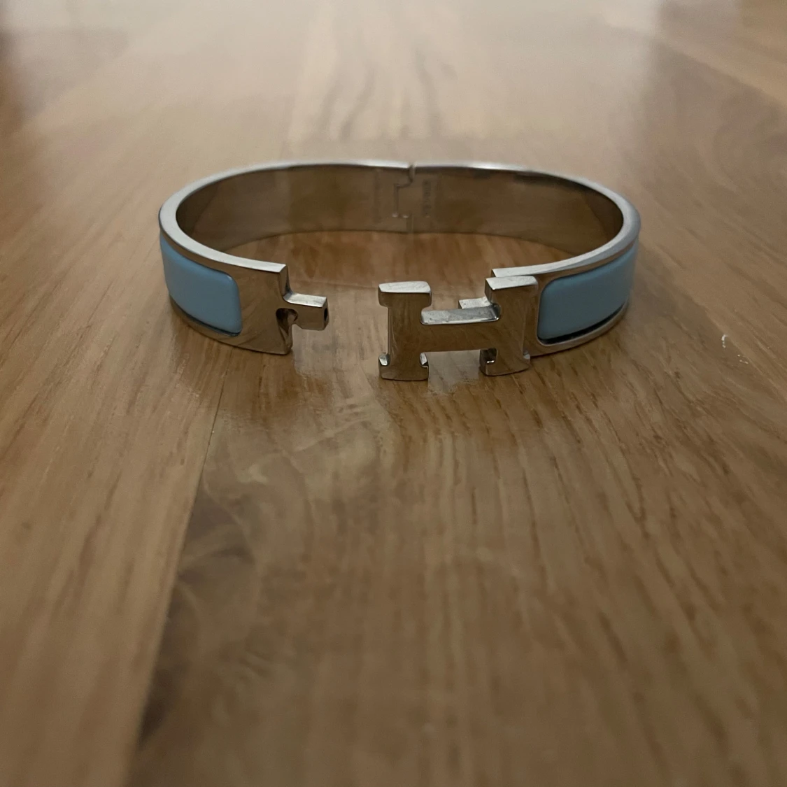 Silverfärgat armband med blå emalj