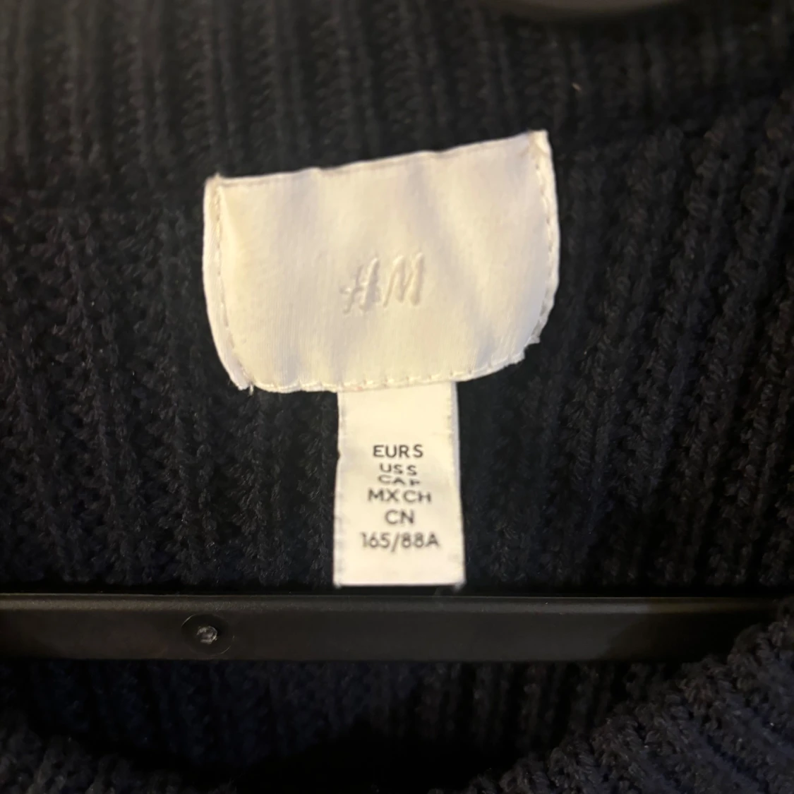 Svart stickad kofta med guldknappar - 2