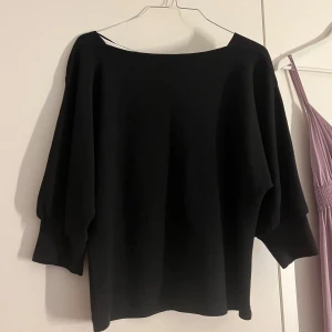 Svart tröja med trekvartsarm - Snygg svart topp med trekvartsärm och boatneck, bara använt några få gånger 