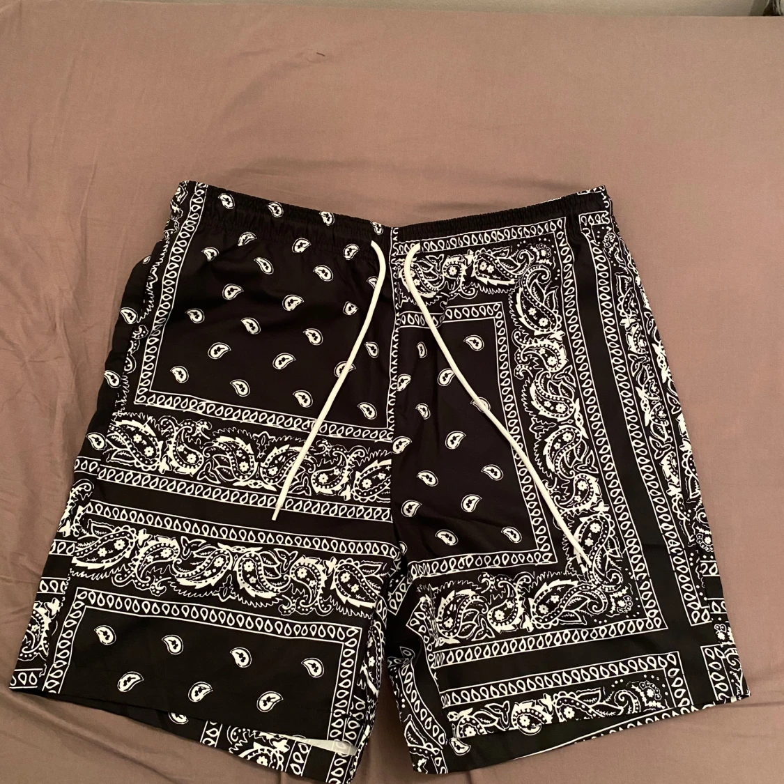 Svartvita mönstrade shorts från Manfinity - 1