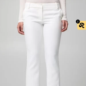 Vita kostymbyxor - Eleganta vita kostymbyxor med hög midja och rak passform. Byxorna har en stilren design med diskreta fickor och en smidig dragkedja framtill. Perfekta för en sofistikerad look.(det är några små fläckar längst ner på ena bybenet. De syns inte särskilt tydligt men borde gå bort i tvätten!)