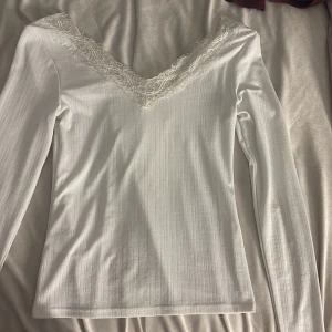 Topp med spetsdetaljer  - Superfin