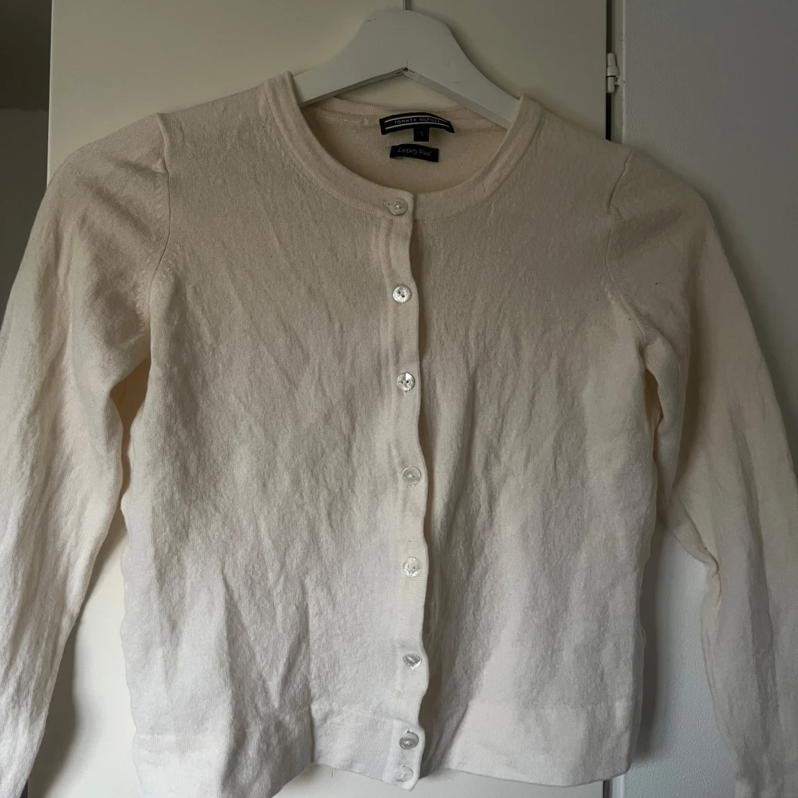 Beige kofta från Tommy Hilfiger