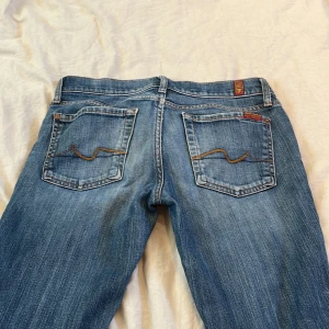 ❗️Intressekoll❗️vintage 7 for all mankind jeans - Snygga vintage jeans från 7 for all mankind i strl 28. Passformen är tightare upptill o lösare nedtill och har en låg midja. Köptes begagnade men är i jättebra skick! Nypris omkring 2000. Lägg prisförslag vid intresse🩷