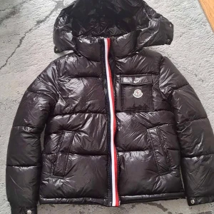 Moncler montbeliard down jacket - Hej! Säljer min svarta vinterjacka från Moncler. Jackan är i nyskick och är bara använd ett fåtal gånger denna vintern. Kvitto medföljer tyvärr ej. 