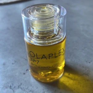 Olaplex No.7 Bonding Oil - Säljer en flaska Olaplex No.7 Bonding Oil. Denna hårolja är känd för att stärka och skydda håret samtidigt som den ger glans och mjukhet. Perfekt för att minska friss och förbättra hårets struktur. Flaskan innehåller 30 ml.