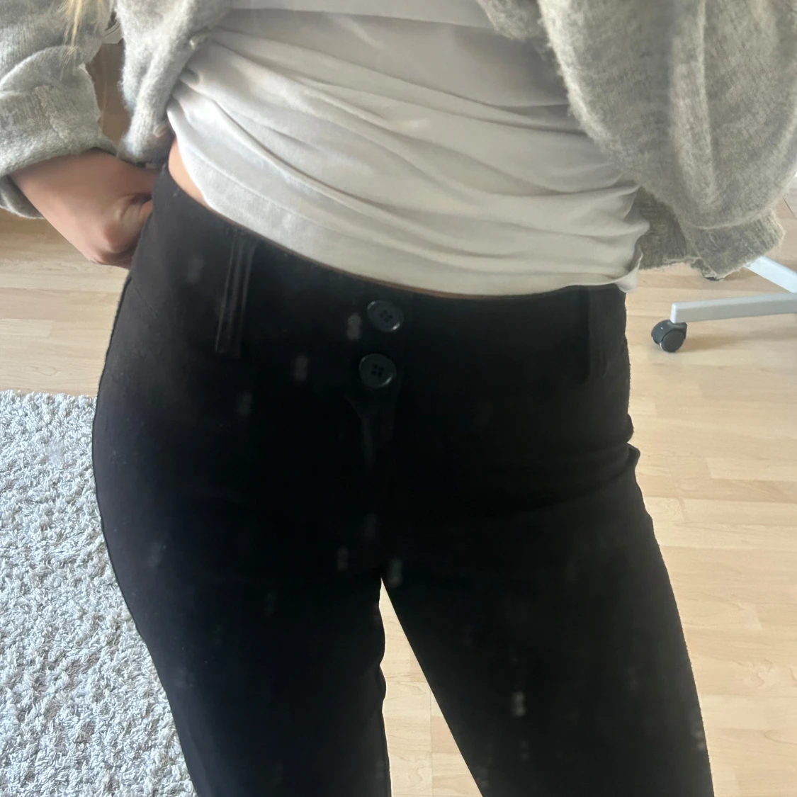 Svarta byxor med knappar - 1