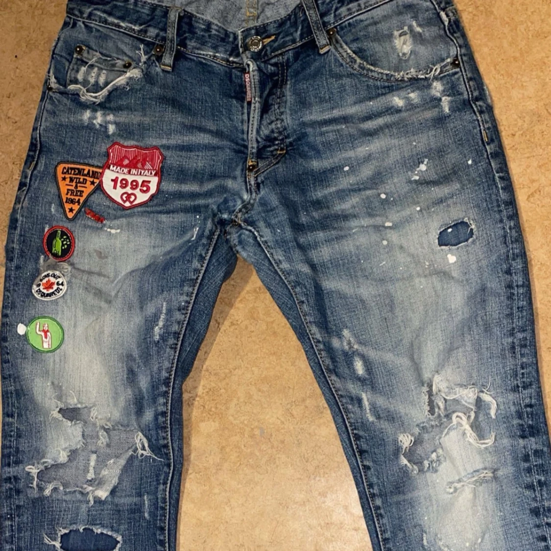 Jeans med patchar och slitningar