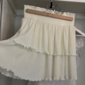 vit volang kjol från kappahl - säljer en söt vit kjol från kappahl med volangdetaljer(aldrig använd). kjolen har en luftig och lätt design, perfekt för varmare dagar. den elastiska midjan ger en bekväm passform. hör av dig vid frågor eller prisförslag!💕💕