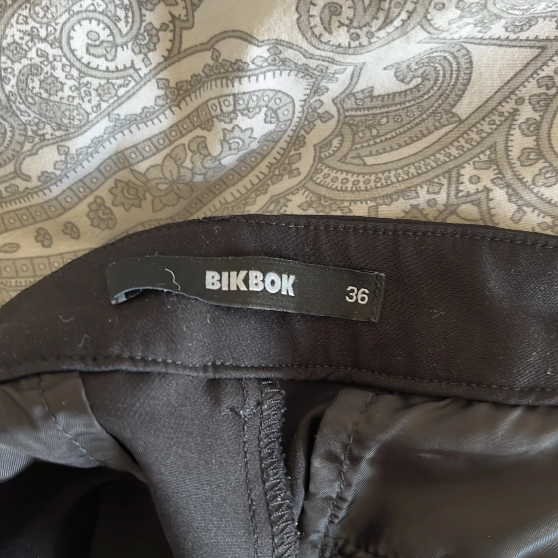 Svarta kostymbyxor från BikBok - 2