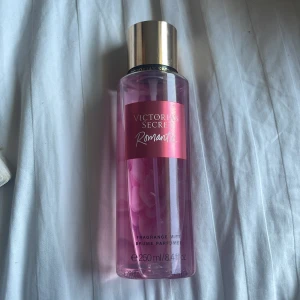 Body mist från Victoria Secret  - Doften ”Romantic”. Köpt för 350 säljer för 199. Använd fåtal gånger
