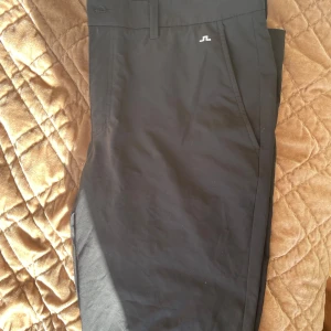  Golfbyxor  J.Lindeberg - Golfbyxor från J.lindeberg. Typ helt oanvända, aldrig spelat en runda med dom. Väldigt bra skick.