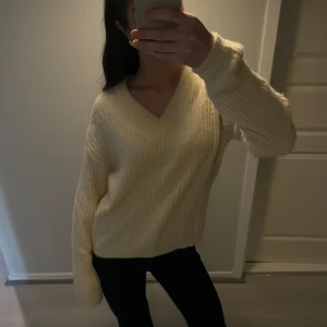Beige ribbad tröja i nyskick - Säljer en mysig beige ribbad tröja med v-ringning. Aldrig använd❤️