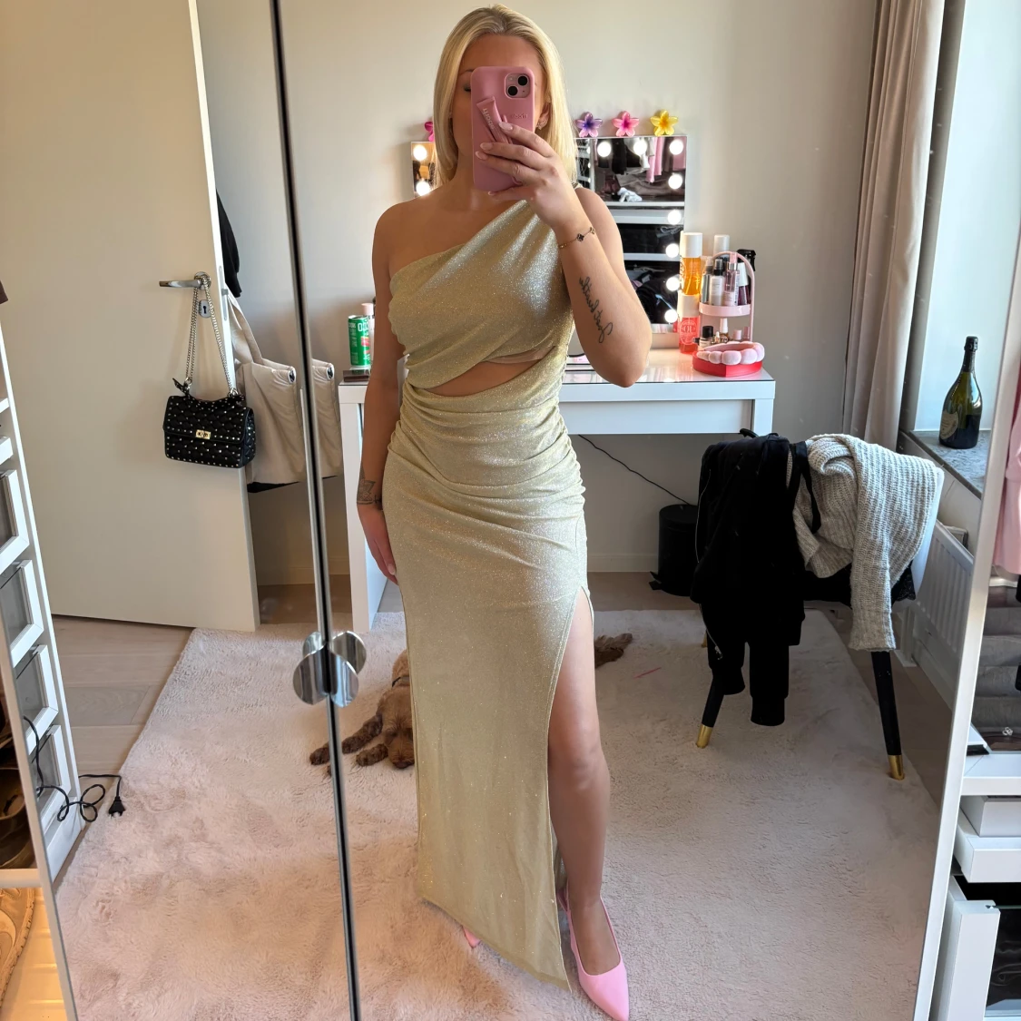 Guldglittrig oneshoulderklänning - 3