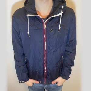 Ralph Lauren | Jacka - Steal! 🚨 Ralph Lauren | Vindjacka | Marinblå, reflekterande | Stl M | 182cm & 72 kg han på bilden | Sällsynt, du hittar den inte någon annanstans |  Perfekt till våren | Jackan jag fått mest komplimanger för, mycket fetare än alla HH och Haglöfs jackor | Onekligen lik Moncler Keralle med färgerna och siluetten | Man kan ändra storleken på arämarnas öppning med silver knapparna | Nypris strax över 2 tusen-lappen | 🚨Mitt pris 799:-🚨Billigast på  plick!! ⚠️ 