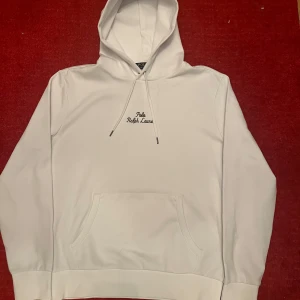 Ralph lauren hoodie - Säljer denna snygga Ralph lauren hoodien i färgen vit. Hoodien är helt ny med tag kvar. 