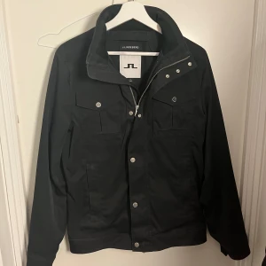 Svart jacka från J.Lindeberg - Tja! Säljer nu en riktigt snygg fieldjacka från J.Lindberg i modellen bailey. Jackan har en stilren design och är i väldigt fint skick. Perfekt nu till våren. Hör av dig vid minsta fundering🙌🏼