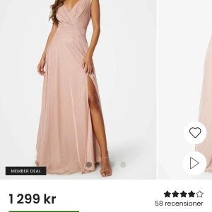 Ljusrosa långklänning med slits -  Den är helt ny men tyvärr sönder på ett ställe han aldrig skicka tillbaka den. Därför försöker jag nu att sälja den för gick inte att skicka tillbaka. Det är bara ett jätte litet fel på den som man ser på bilden annars är den helt ny 