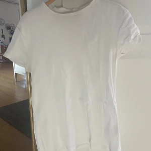 Ribbad t-shirt - Ribbat t shirt från weekday i storlek s. Tröjan är lite gul under armarna som syns på bilderna