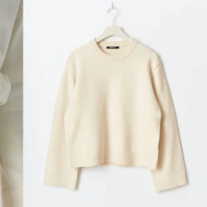 Stickad tröja - Säljer en stilren beige stickad tröja från Gina tricot. Tröjan har en rund halsringning och långa armar. Passar perfekt till både jeans och kjol. Aldrig använd med prislappen kvar. Hör av dig vid intresse! 🤍 
