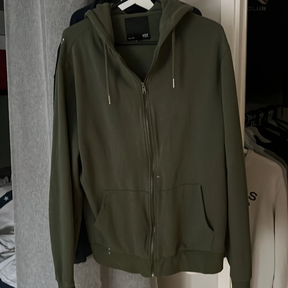 Olivgrön hoodie med dragkedja