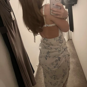 Vit mönstrad klänning - Jättefin klänning med öppen rygg!🩵