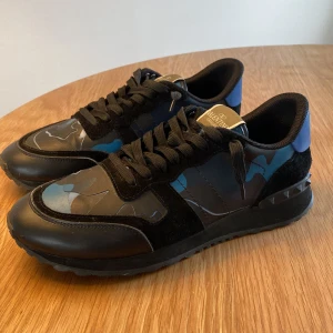Valentino Rockrunners - Säljer dessa otroligt eftertraktade Valentino Rockrunners i storlek 45 | Dem är i väldigt bra skick🙌🏼| ALLT OG INGÅR!🌟| Vid frågor är det bara att skriva och pris är alltid diskuterbart🤝🏼| Frakt inom 48h📦