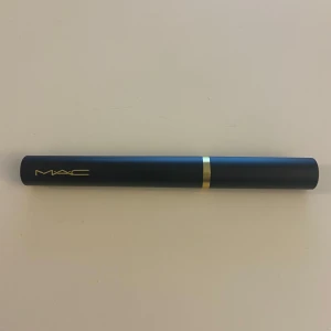 MAC Powder Kiss Velvet Blur Slim Stick (färgen 883 Spice World) - köpte förra veckan. Har bara använt en gång (testat färgen) och färgen passar tyvärr inte mig. 883 Spice World. förpackningen är självklart med.  Kan mötas upp i Stockholm för att slippa frakt.