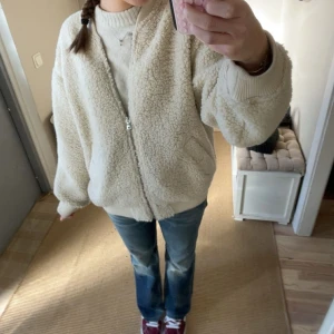 Bomberjacka  - Mysig teddy/bomberjacka som passar till vår/höst. Köpt för runt 500. Första bilden är egen, tryck gärna på köp nu💕💕