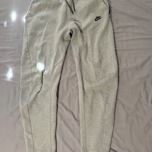Grå mjukisbyxor från Nike - Ett par sköna mjukisbyxor från Nike, slim fit passform storlek S. Pris kan diskuteras
