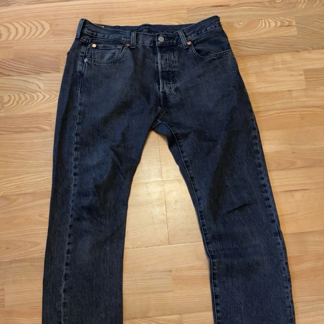 Svart/gråa jeans från Levi's för 350 kr - 1