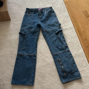 Blå cargopants/jeans - köpta 2022 och använda färre än 5 gånger, storlek 38. jätte bra material. 