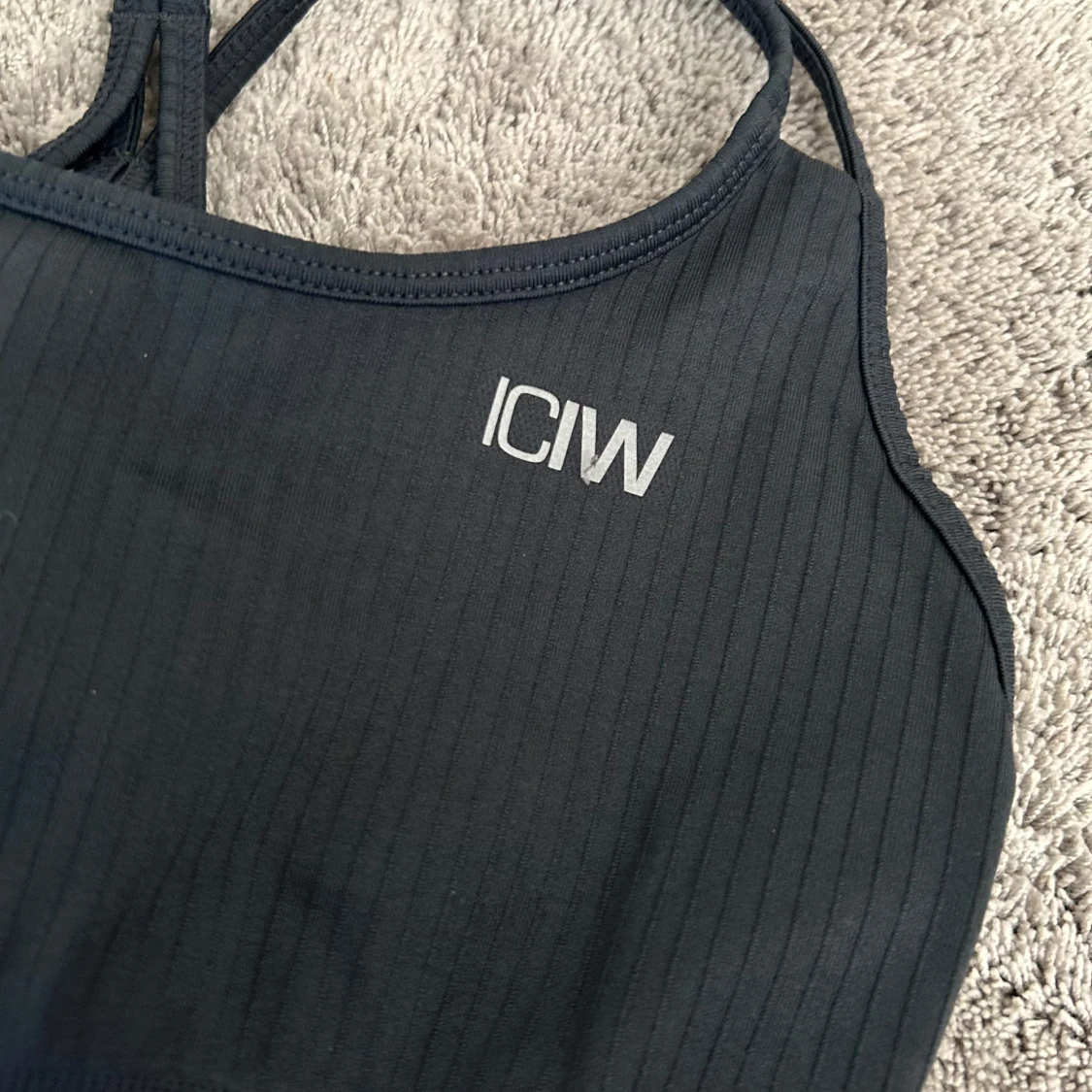 Mörkgrå ribbad sporttopp från ICIW - 1