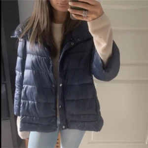 Marinblå Herno liknande jacka❤️ - Stolek M men passar som en S. Säljer då jag inte använder den längre💕