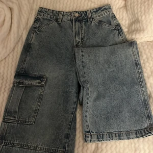 Blå högmidjade byxor från H&M Divided 💙 - Säljer ett par coola blå jeans från H&M Divided. 🦕