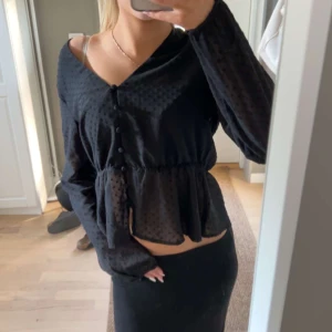 Blus - Säljer denna super söta blusen som passar perfekt för en vardags look men också till fest💗 Från bikbok i stl S och är helt nyskick 💓Skeic vid funderingar💞