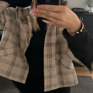 Trekvartsärmad kappa  - säljer min trekvartsärmade vintage kappa från Vero Moda. skitsnygg och perfekt nu till våren 🌺 använd två gånger och finns inga defekter ☺️ 