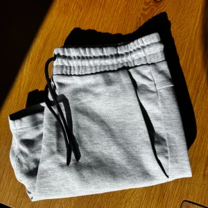 Grå mjukisbyxor med snörning - Grå mjukisshorts från Jack and Jones med prislapp på. Finns även i mörkare grå. Rensar ur min garderob från en hel del oanvända kläder🌼 Om du ser något mer i min profil som du gillar så skickar jag med det till dig också!😊 Fler kläder kommer! 