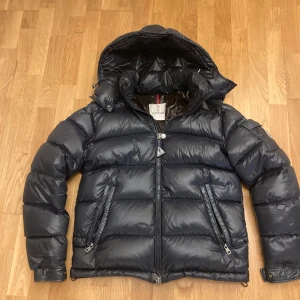 Moncler jacka mörkblå maya  - Säljer en mörkblå Moncler maya jacka då den inte kommer till användning längre. Köpte den på NK Göteborg för 15 999. Skriv för mer bilder o bild på kvittot och tags 