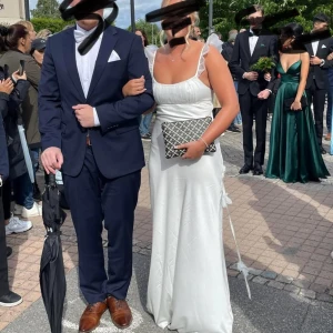 Balklänning från Asos - Endast använd på balen dvs i fortsatt bra kvalitet. Silkes vit klänning med volang i banden och blommiga snören baktill🙌🏼🪩