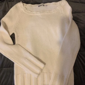 Vit stickad tröja från Way - Säljer vit stickad tröja från Way. Tröjan har långa ärmar och en rund halsringning med ribbade detaljer vid ärmslut och nederkant.