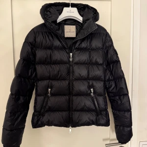 Moncler Gles Short Down Jacket - Moncler Gles Short Down Jacket, storlek 2 (passar s-m) . Kvitto finns, vid andra frågor bara hör av dig.