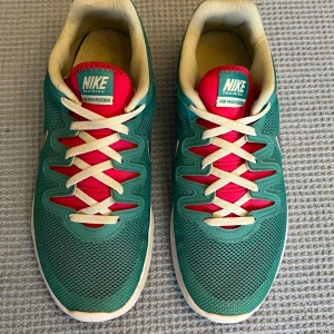 Nike Air Max - Damsneakers - Strl 38 - Säljer ett par Nike Air Max i en stilren färgkombination av turkos och rosa. Perfekt för träning eller vardagsbruk. Skorna har en bekväm passform och en modern design. Skorna är sparsamt använda 