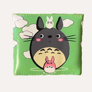 Grön plånbok med Totoro-motiv - Säljer en söt grön plånbok med motiv av Totoro och hans vänner. Plånboken har flera fack för kort och en transparent ficka för ID. Perfekt för alla Totoro-fans!