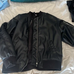 skinnjacka - lite större skinjacka från hm