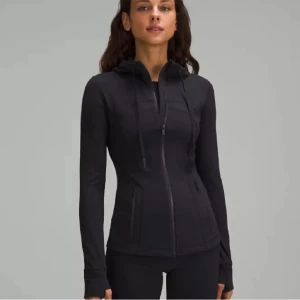 Lululemon define jacket - Säljer nu min lululemon tröja i bra skick lite noppror vid armarna med funkar säkert med noppror maskin🥰Skriv till mig vid inströdde! Strl 6