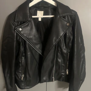 Skinnjacka - Skinnjacka från HM, i strl 42. Tycker dock den är lite liten i storlek, speciellt om man ska ha en stickad tröja under.